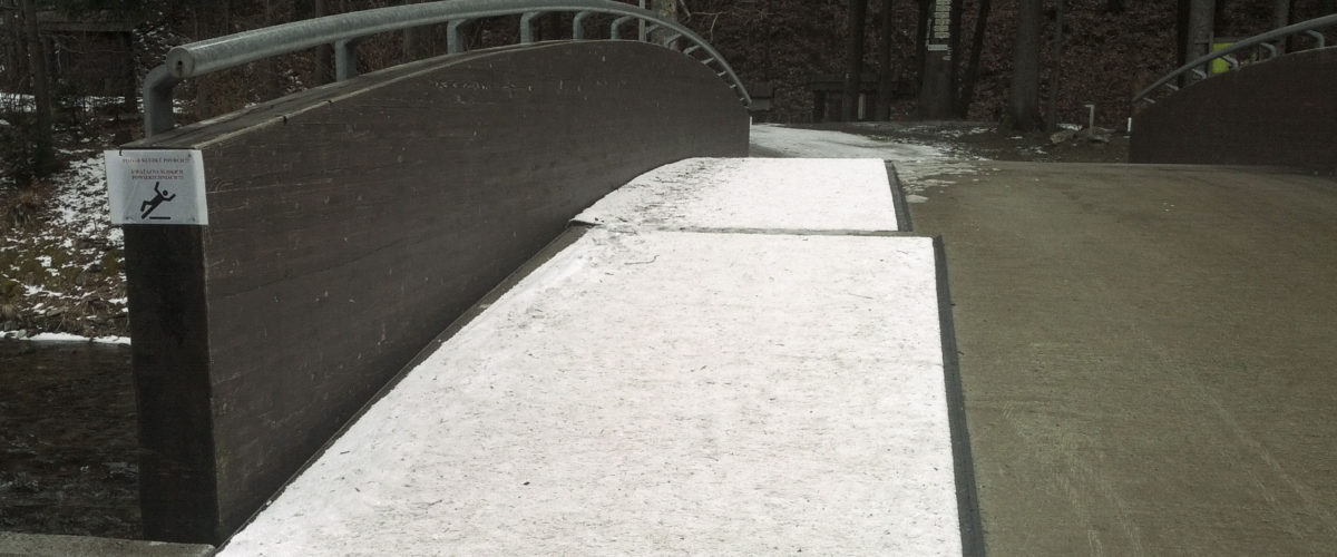 Lyžařský koberec na mostě